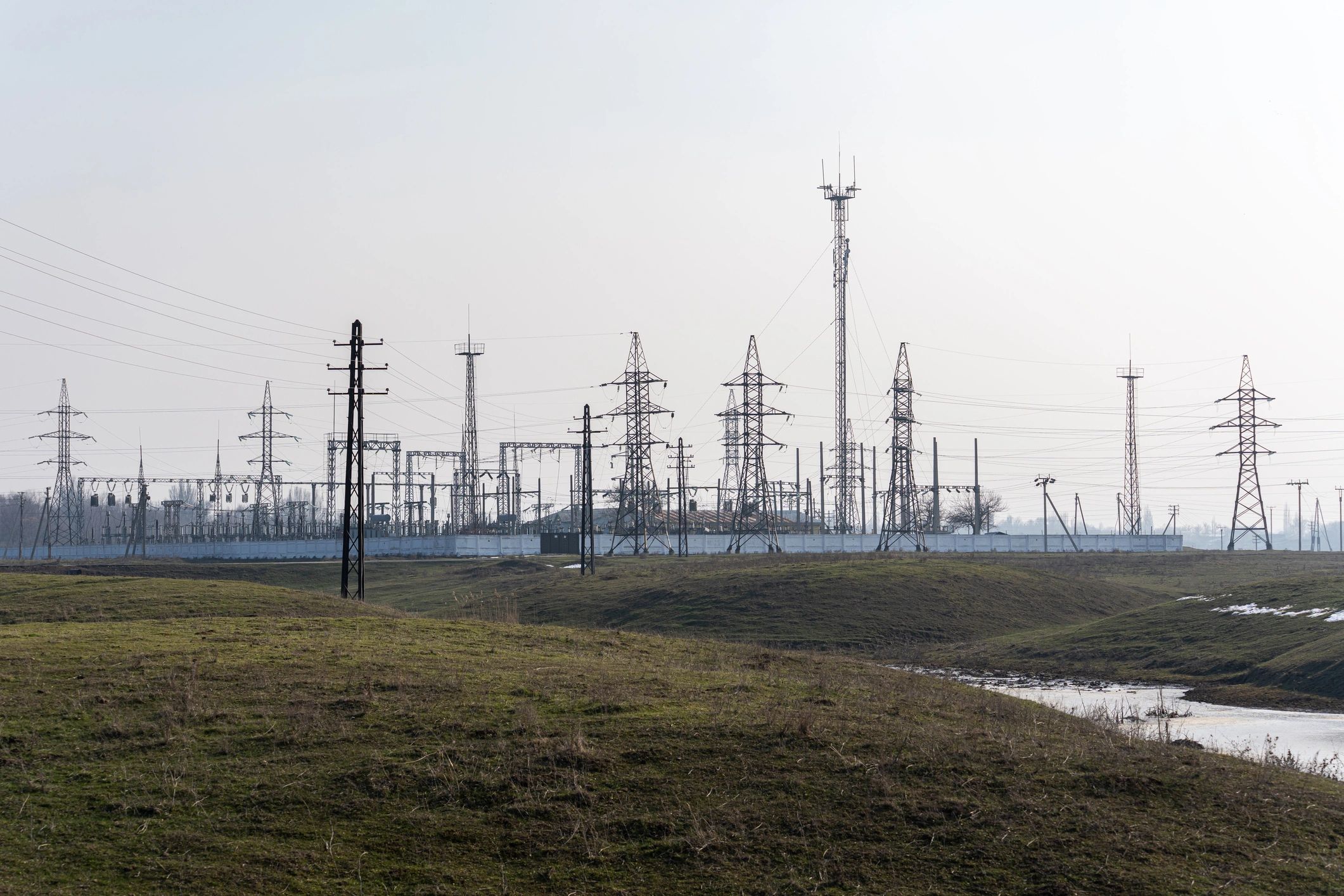 Outdoor electrical substation and high-voltage equipment